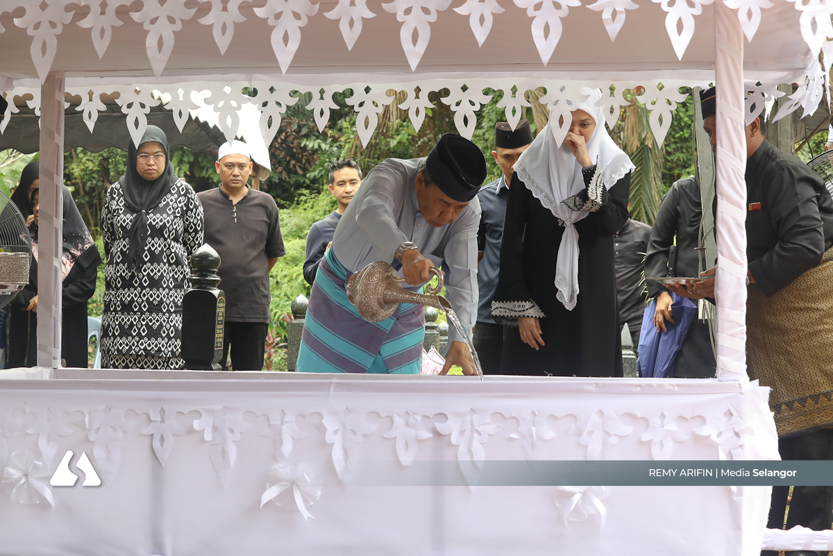 Jenazah bonda Tengku Permaisuri Selangor selamat dikebumikan di Makam Diraja