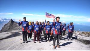 EXCO, kakitangan negeri tawan puncak Kinabalu, catat rekod MBOR