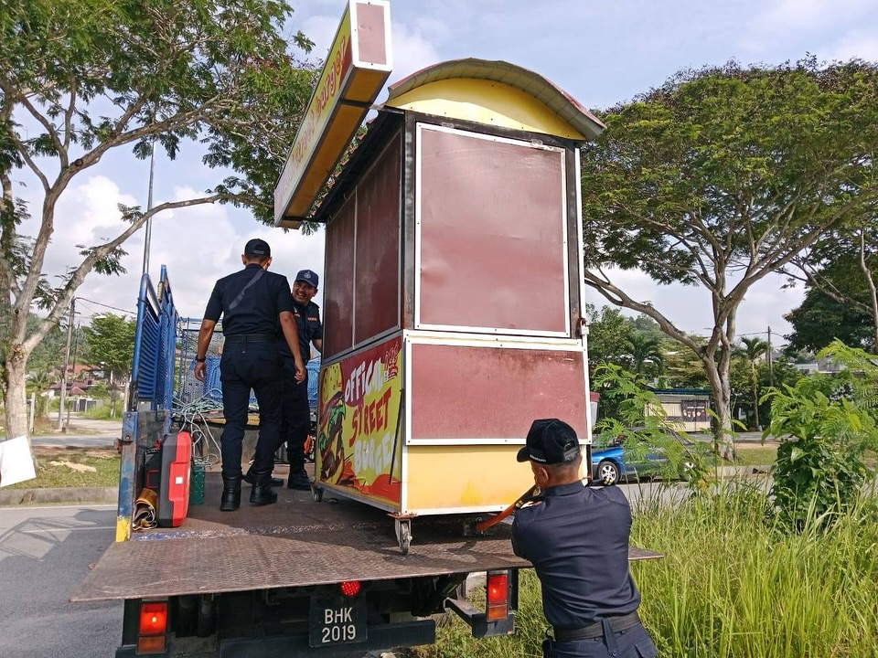 MP Sepang keluarkan empat kompaun, sita lapan penjaja halang kawasan awam
