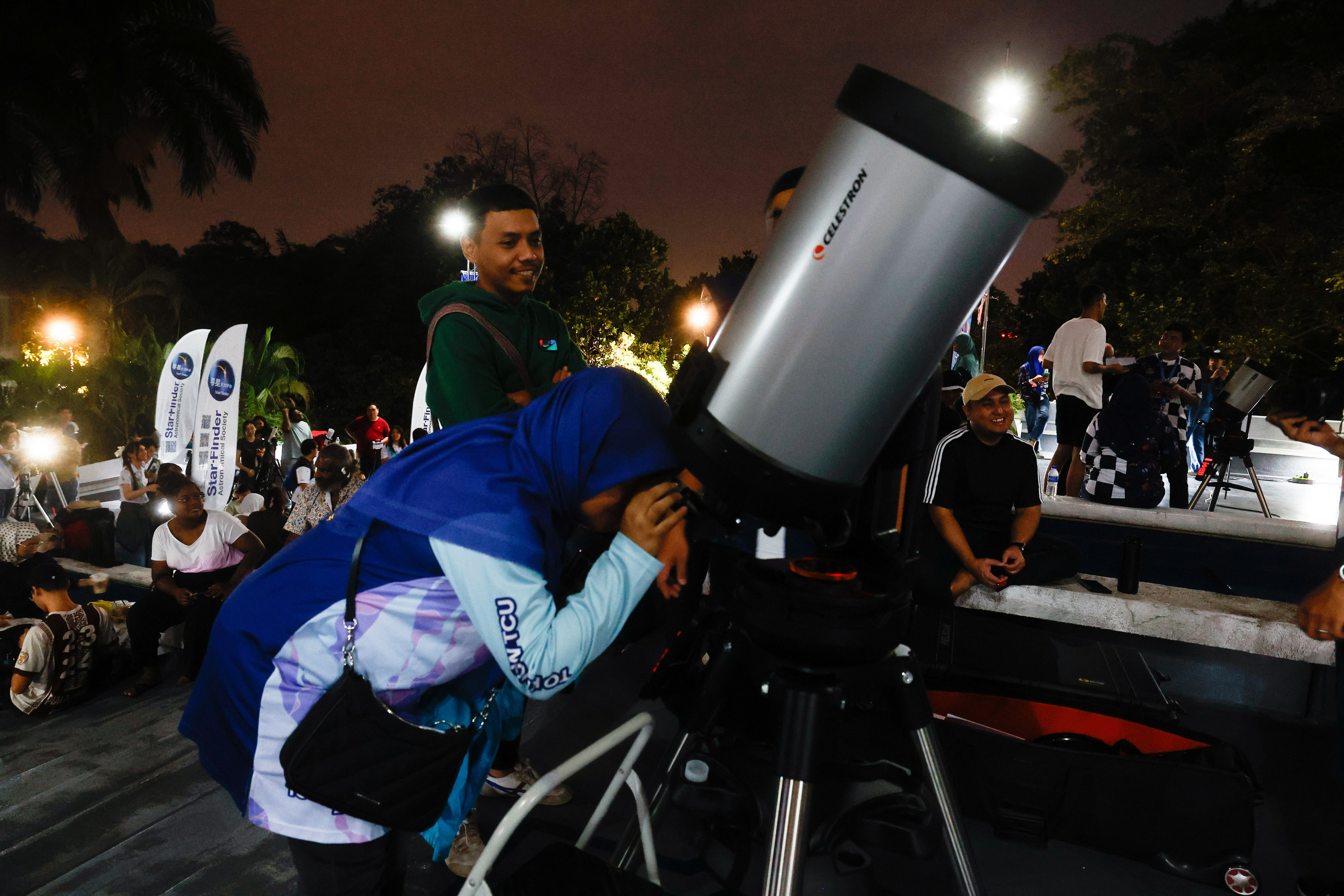 Ratusan pengunjung saksikan fenomena gerhana bulan penuh di Planetarium Negara