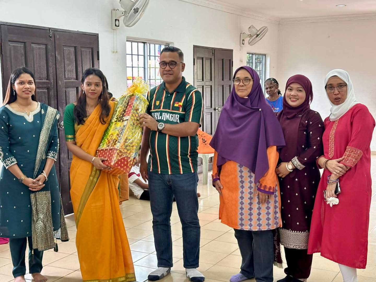 ஸ்ரீ செர்டாங் தொகுதியில் சேலை உடுத்தும் மற்றும் மருதாணி இடும்  பயிற்சி