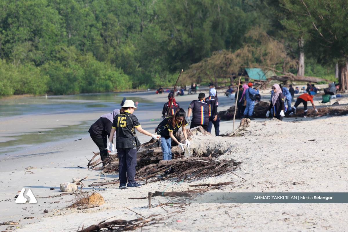 Tengku Zatashah sertai aktiviti bersih pantai, tanam pokok di Pantai Morib