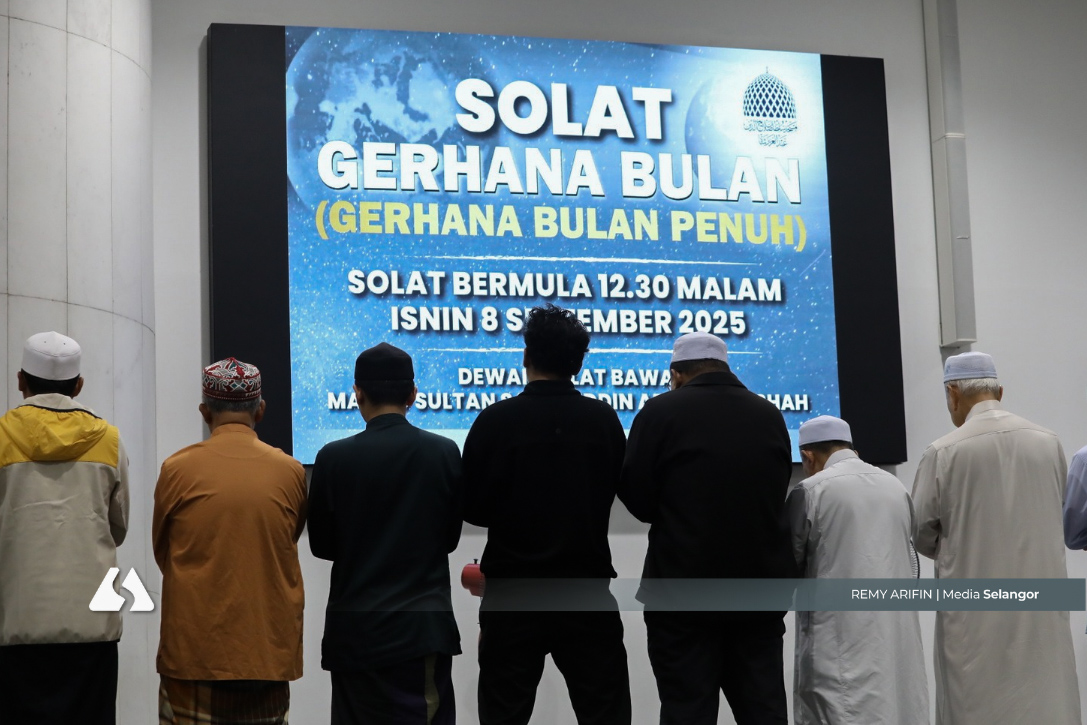Fenomena Blood Moon: Ratusan tunai solat sunat gerhana di Masjid Negeri (VIDEO)