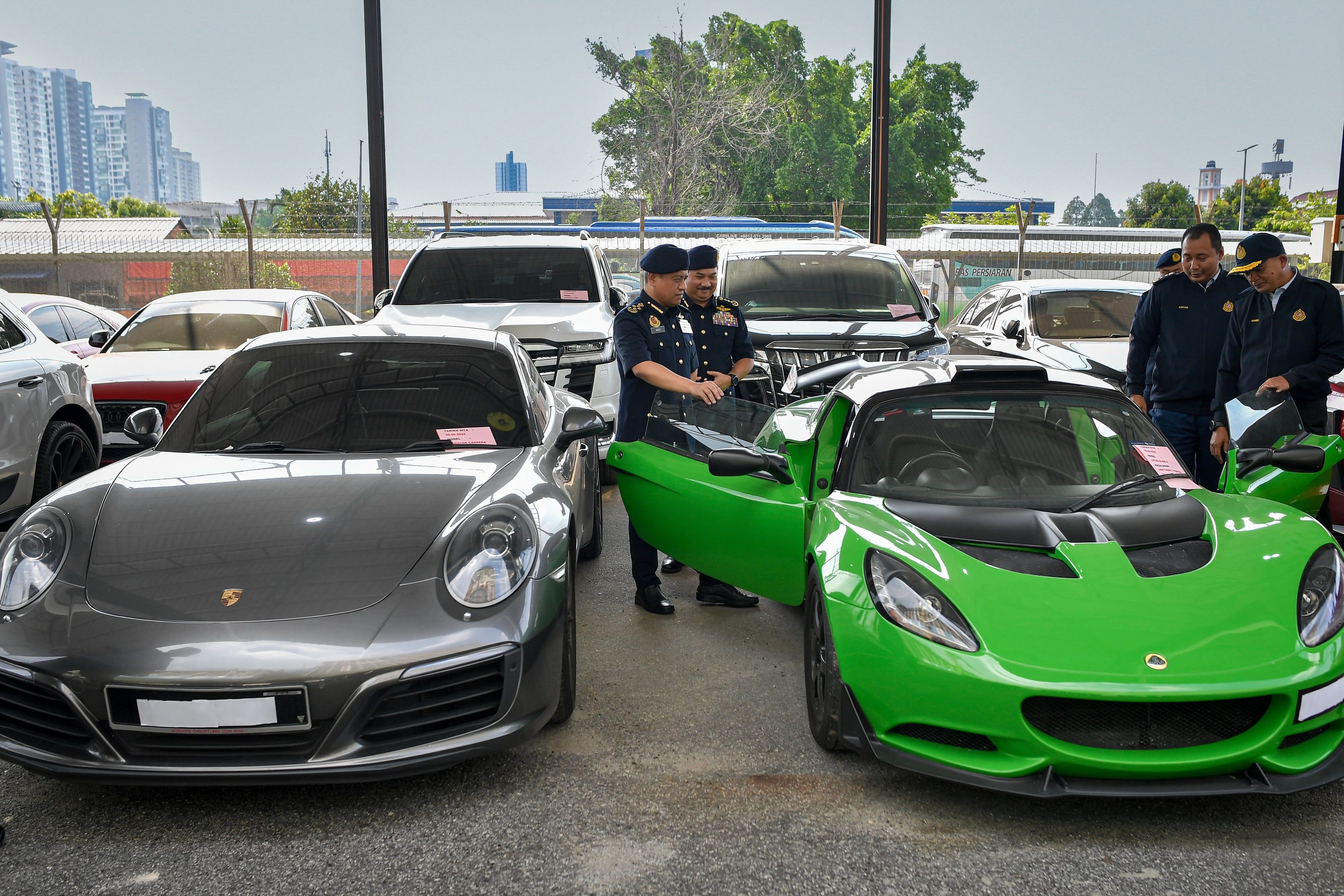 சாலை வரி செலுத்தப்படாத ஃபோர்ஷே, ஃபெராரி, ரோல்ஸ் ரோய்ஸ் கார்கள் - அமைச்சர் அம்பலம்