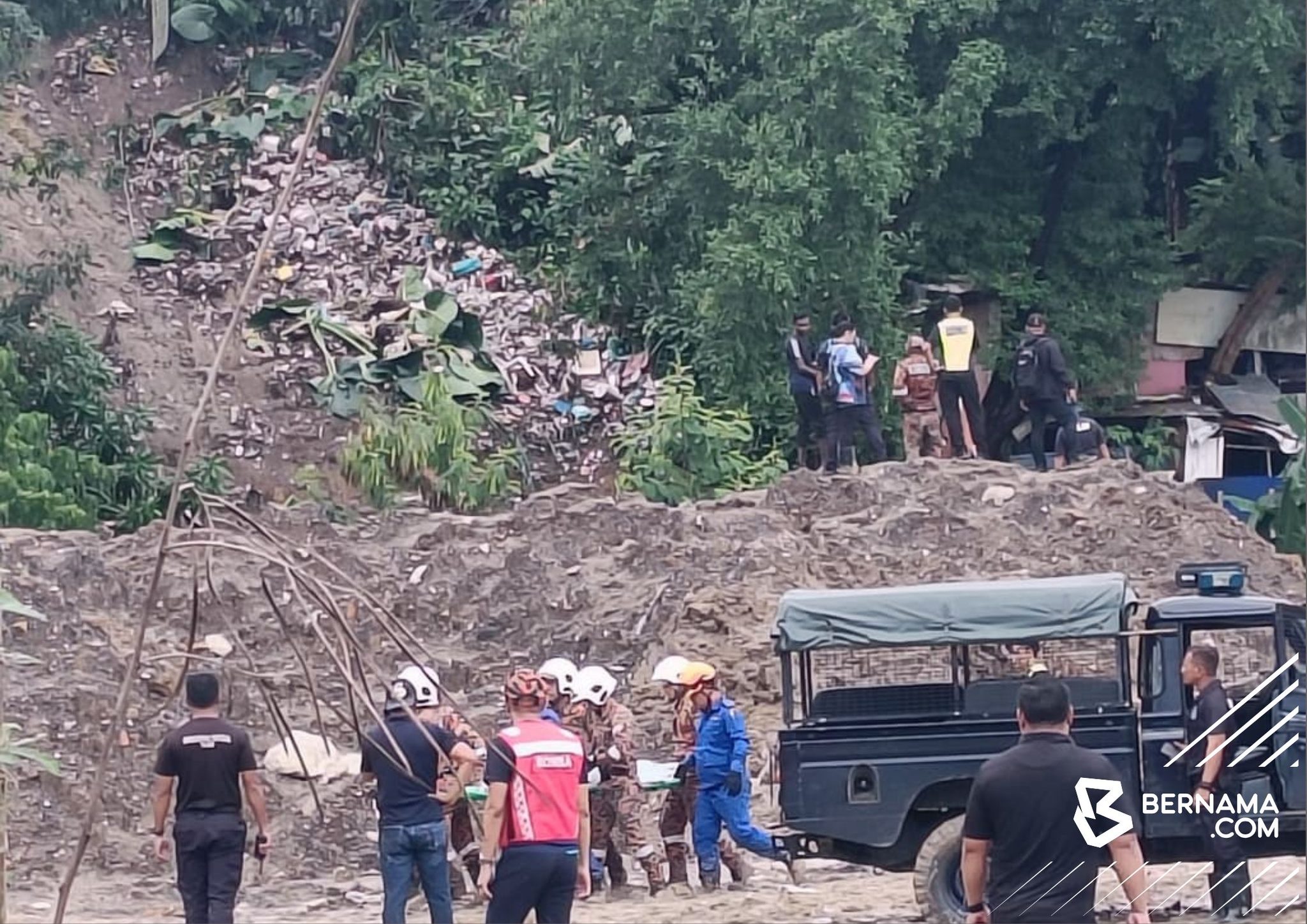 Dua individu tertimbus tanah runtuh hempap tiga rumah ditemukan maut