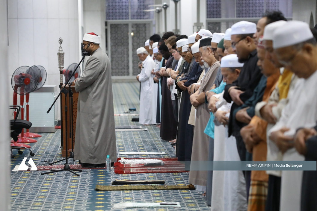 Fenomena Blood Moon: Ratusan tunai solat sunat gerhana di Masjid Negeri (VIDEO)