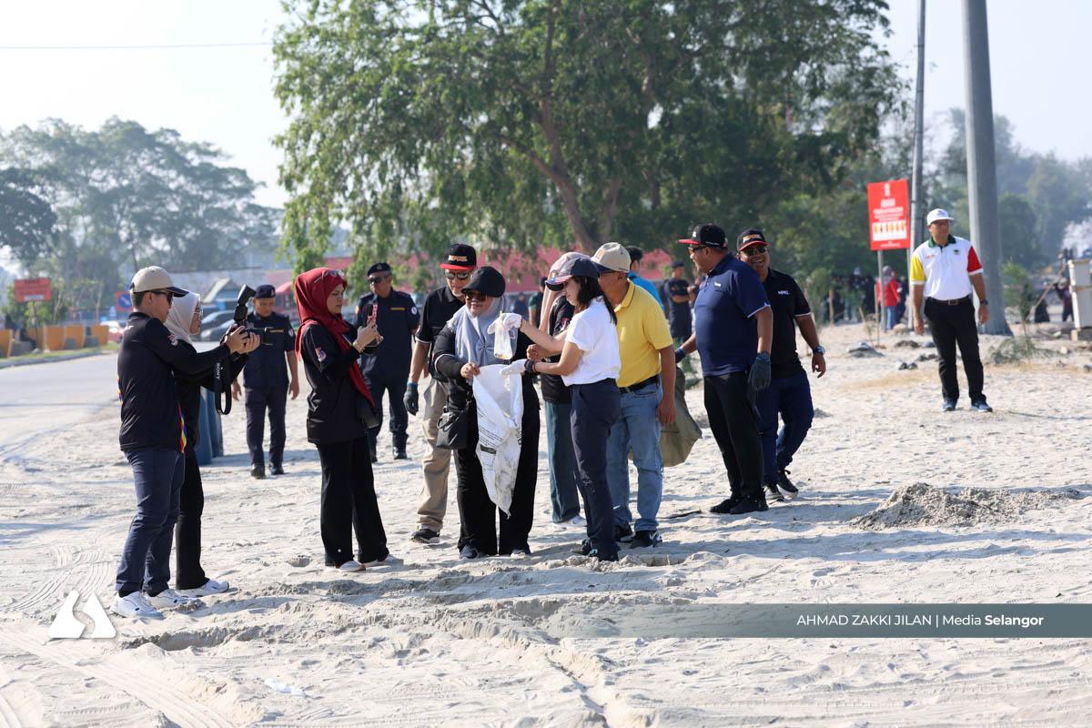 Tengku Zatashah sertai aktiviti bersih pantai, tanam pokok di Pantai Morib