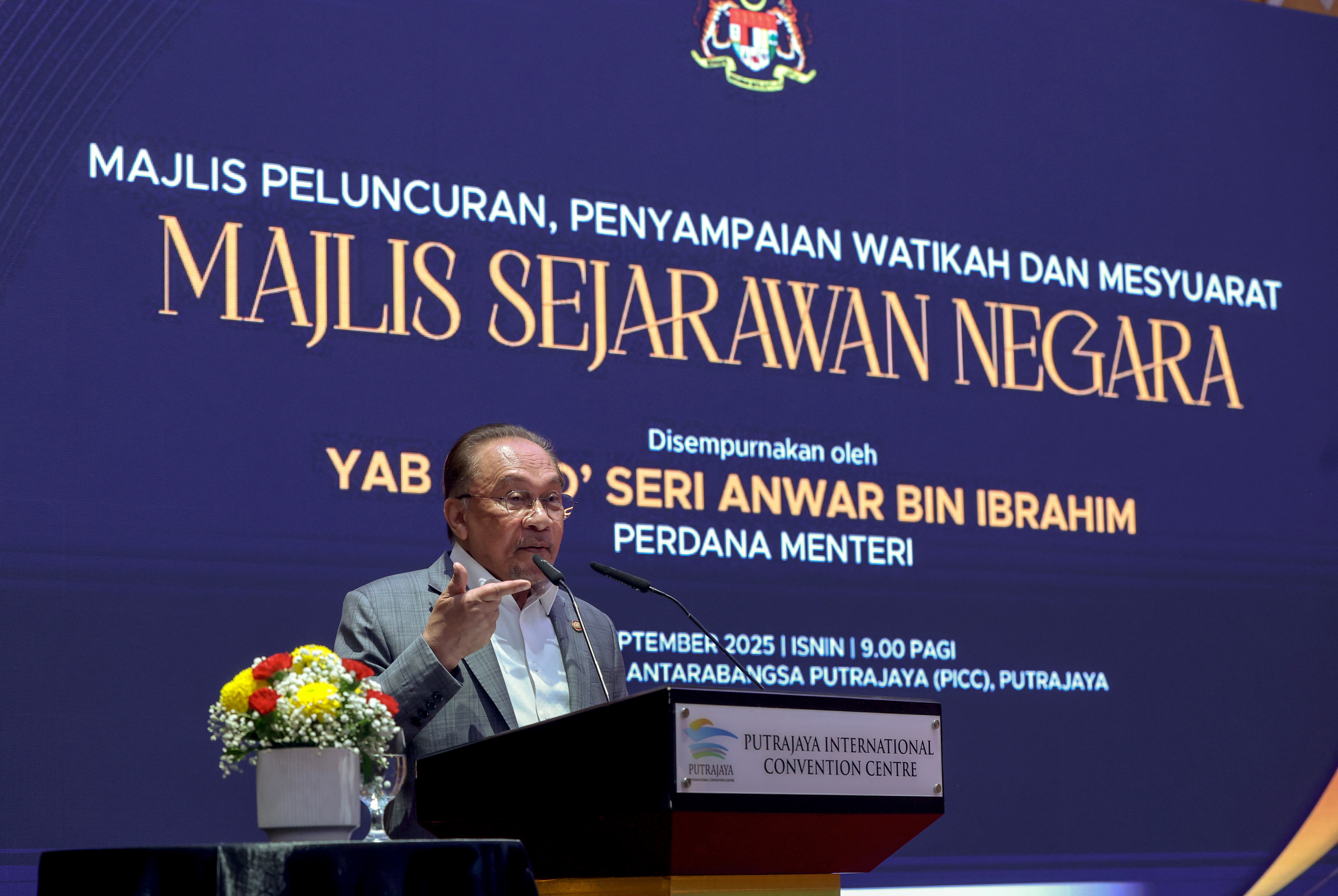 PM: Perkukuh kefahaman sejarah, bina jati diri anak muda