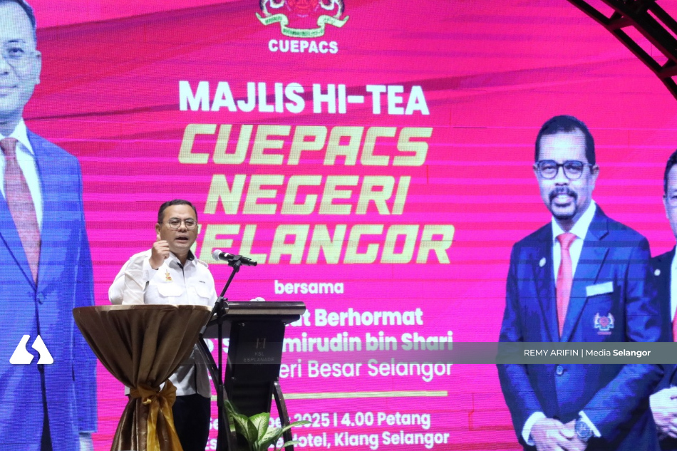 Selangor gives Cuepacs RM100,000 for civil servants’ welfare, training
