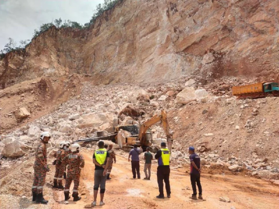 Pemandu jentera pengorek ditimbus runtuhan bongkah batu, operasi SAR diperluas