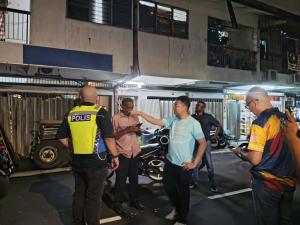李健聪夜骑参与摩托巡逻　关注八打灵社区治安