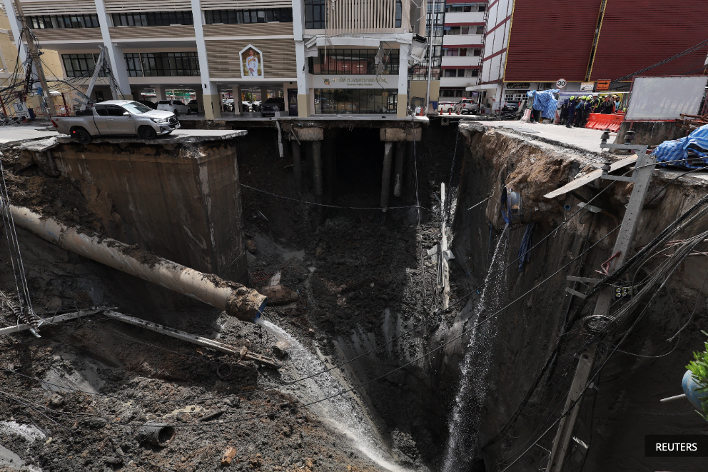Thai authorities rush to contain 50m sinkhole on Bangkok road