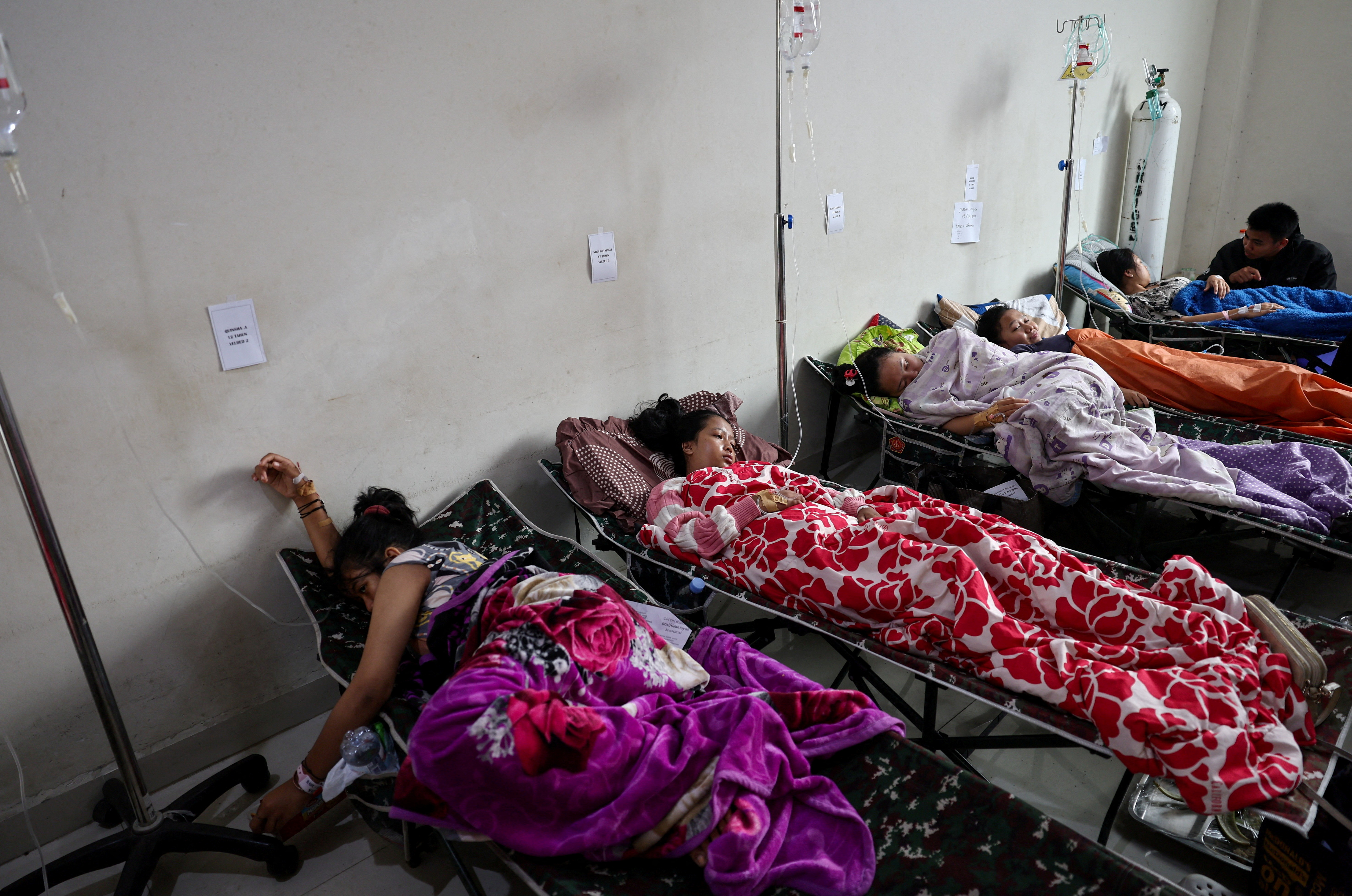 Prabowo defends free meals plan after 6,000 suffer food poisoning