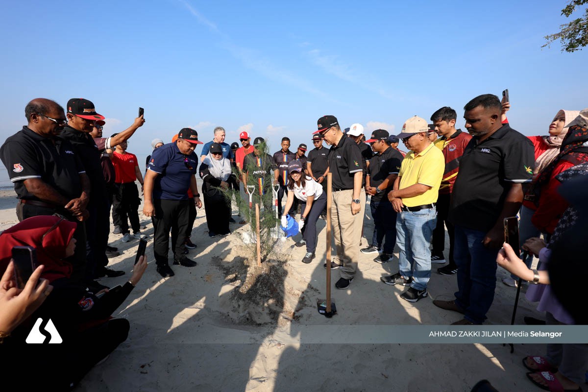 Tengku Zatashah sertai aktiviti bersih pantai, tanam pokok di Pantai Morib