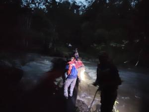 新古毛原住民村暴发山洪22人受困 消拯员赶抵现场救援