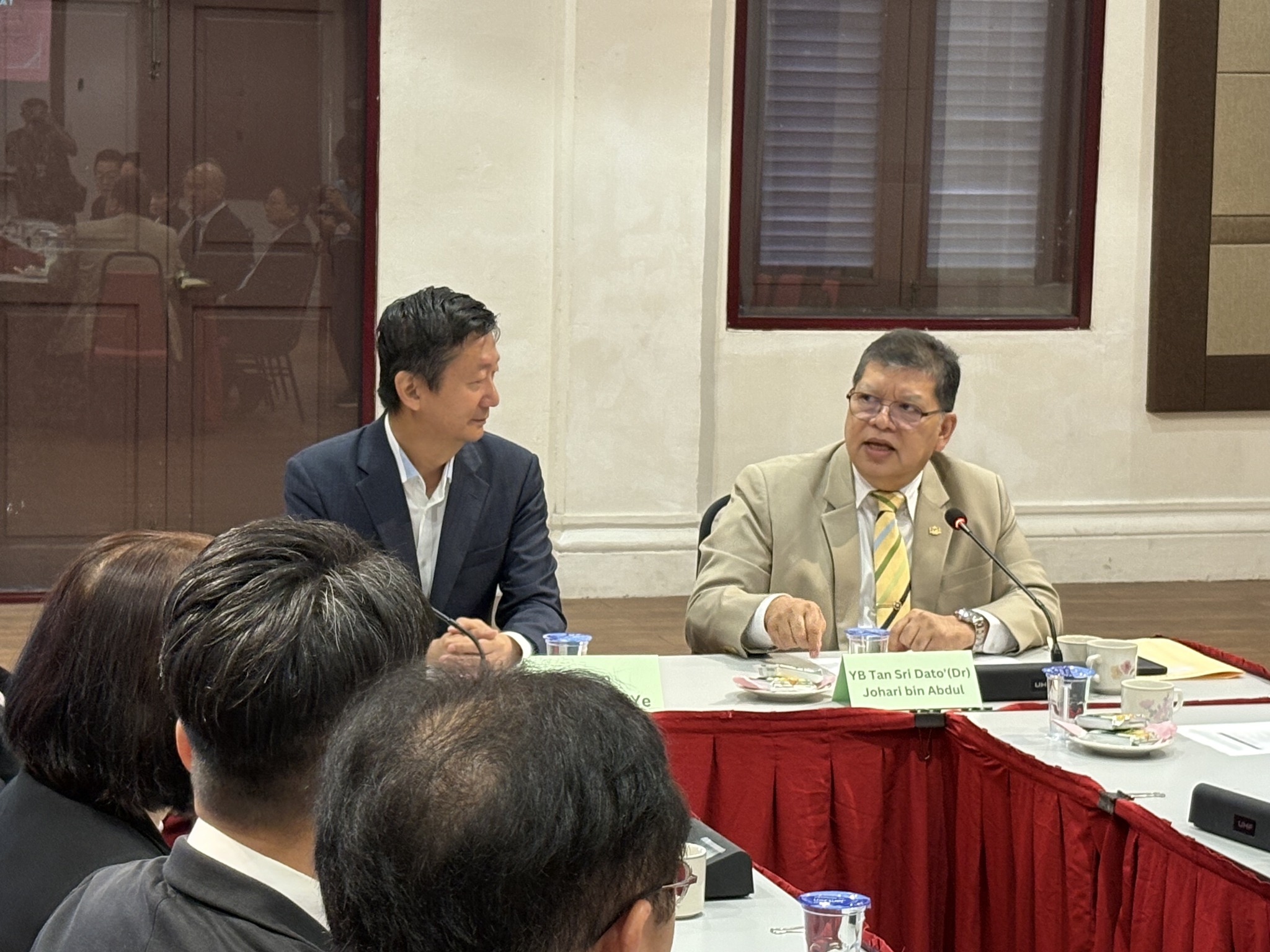亲临拜访隆雪华堂    佐哈里：国家团结为立国根基