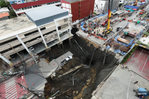 Thai authorities rush to contain 50m sinkhole on Bangkok road