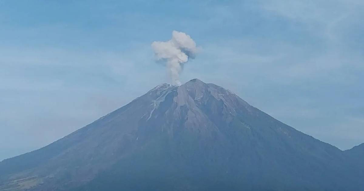 கிழக்கு ஜாவாவின் செமேரு எரிமலை 6 மணி நேரத்தில் 8 முறை வெடித்தது