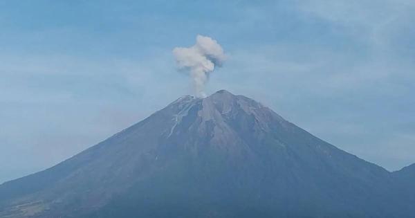 கிழக்கு ஜாவாவின் செமேரு எரிமலை 6 மணி நேரத்தில் 8 முறை வெடித்தது