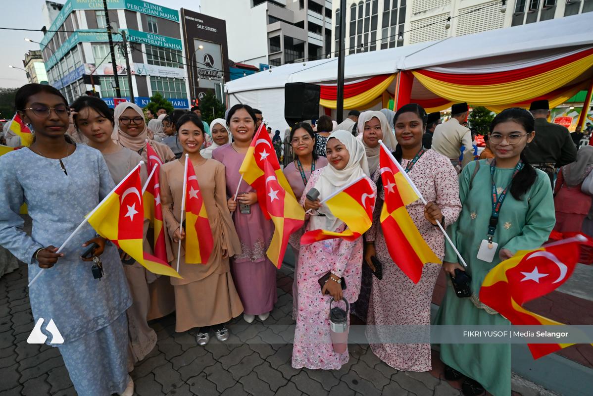Well-wishers turn up in droves for Raja Muda Selangor’s wedding
