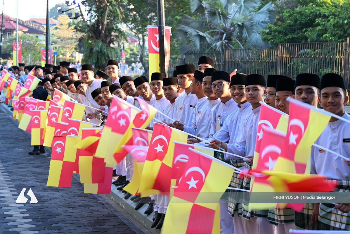 Lebih 2,000 meriahkan perarakan Istiadat Pernikahan Diraja Raja Muda Selangor
