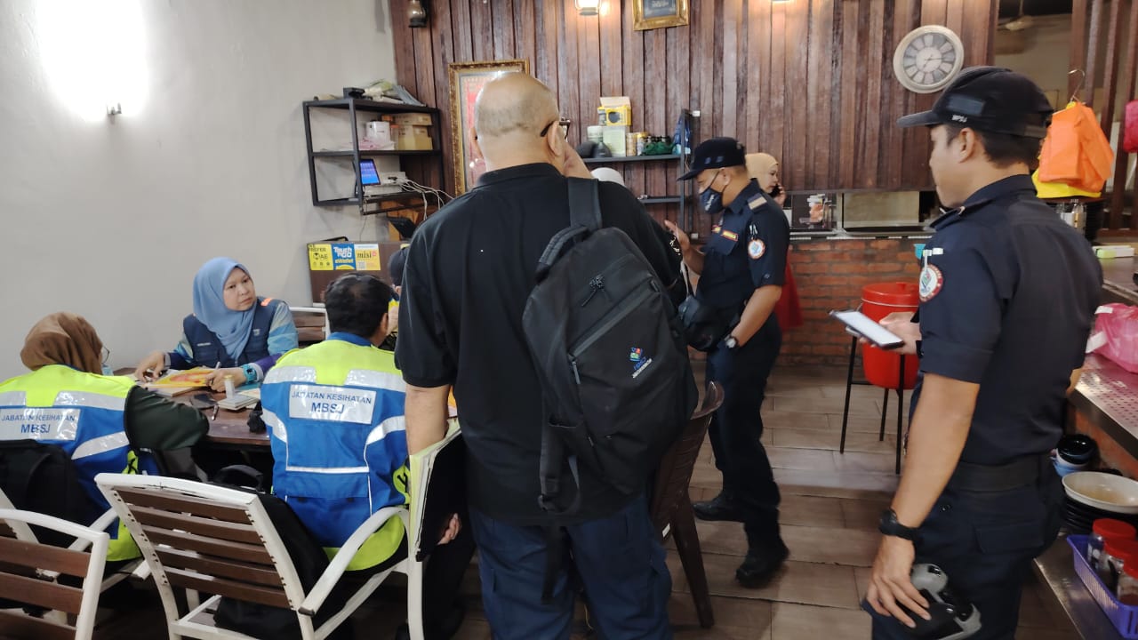 Tiga premis makanan di Taman Puncak Jalil kotor, diarah tutup serta-merta