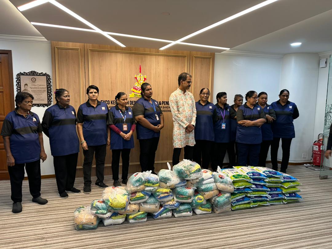 இந்திய தூய்மை பணியாளர்களுக்கு உணவு கூடை வழங்கும் நிகழ்வு