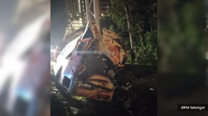 长巴失控撞告示牌 一男子死亡.18伤