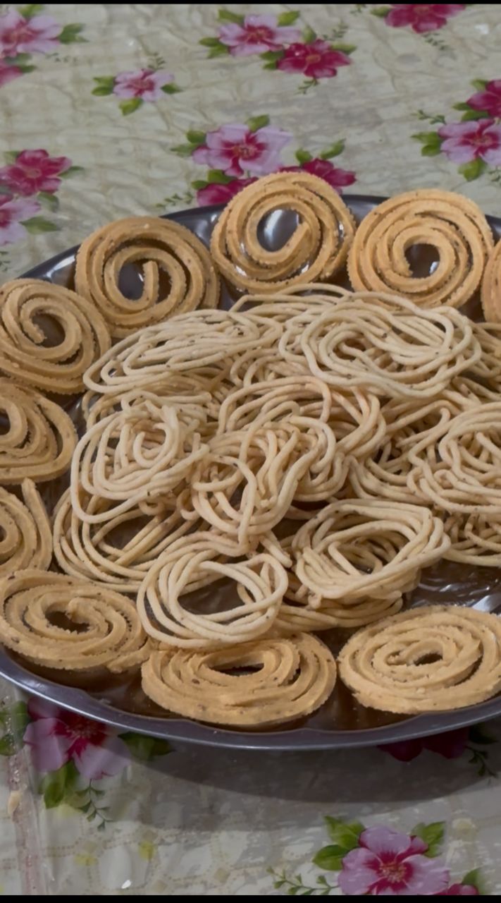 தன் வீட்டில் பாசாமான  முறுக்கு செய்கிறார்  அண்டாலாஸ் ராஜேஸ்வரி