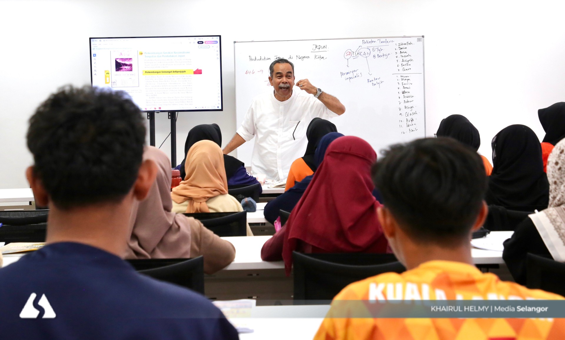 Dari bilik darjah ke perpustakaan, bekas pengetua terus curah ilmu