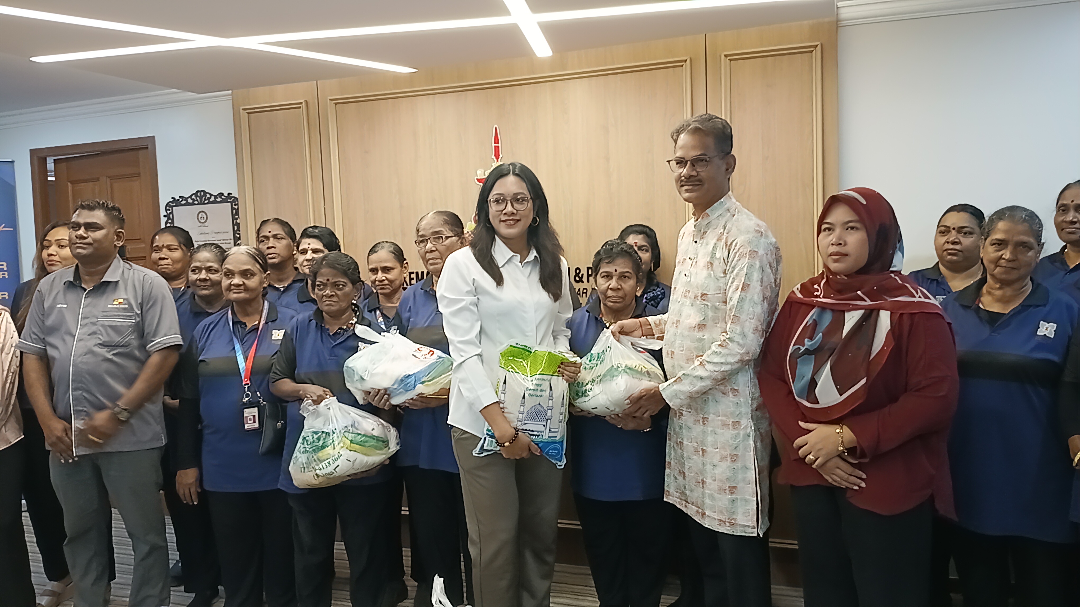 இந்திய தூய்மை பணியாளர்களுக்கு உணவு கூடை வழங்கும் நிகழ்வு