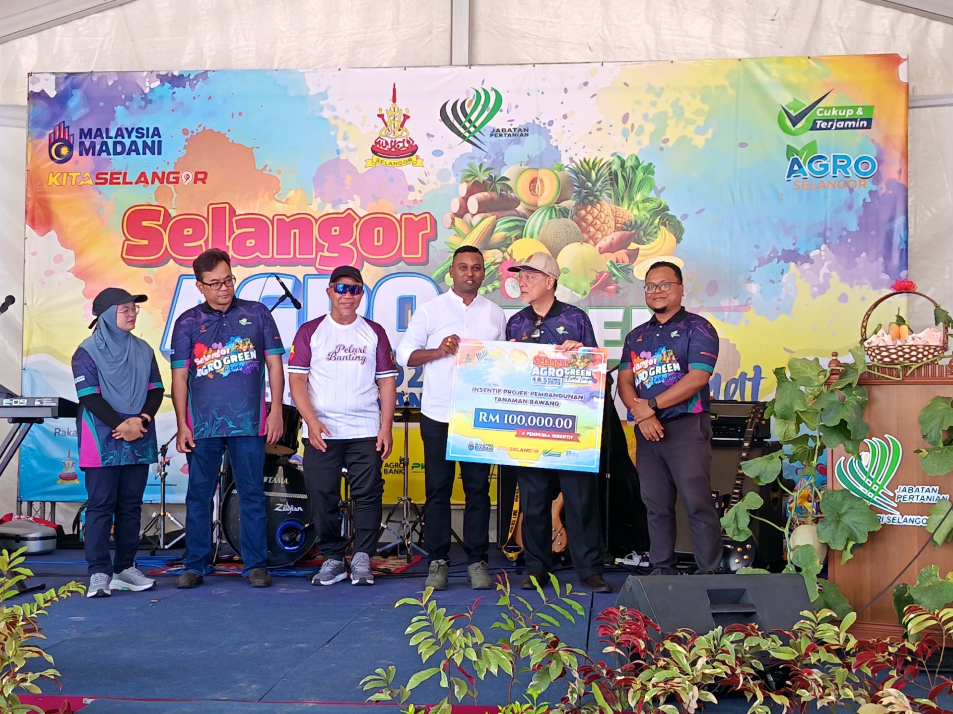 Perkukuh sektor agro makanan, 15 pengusaha di Kuala Langat terima insentif pertanian RM2.92 juta 