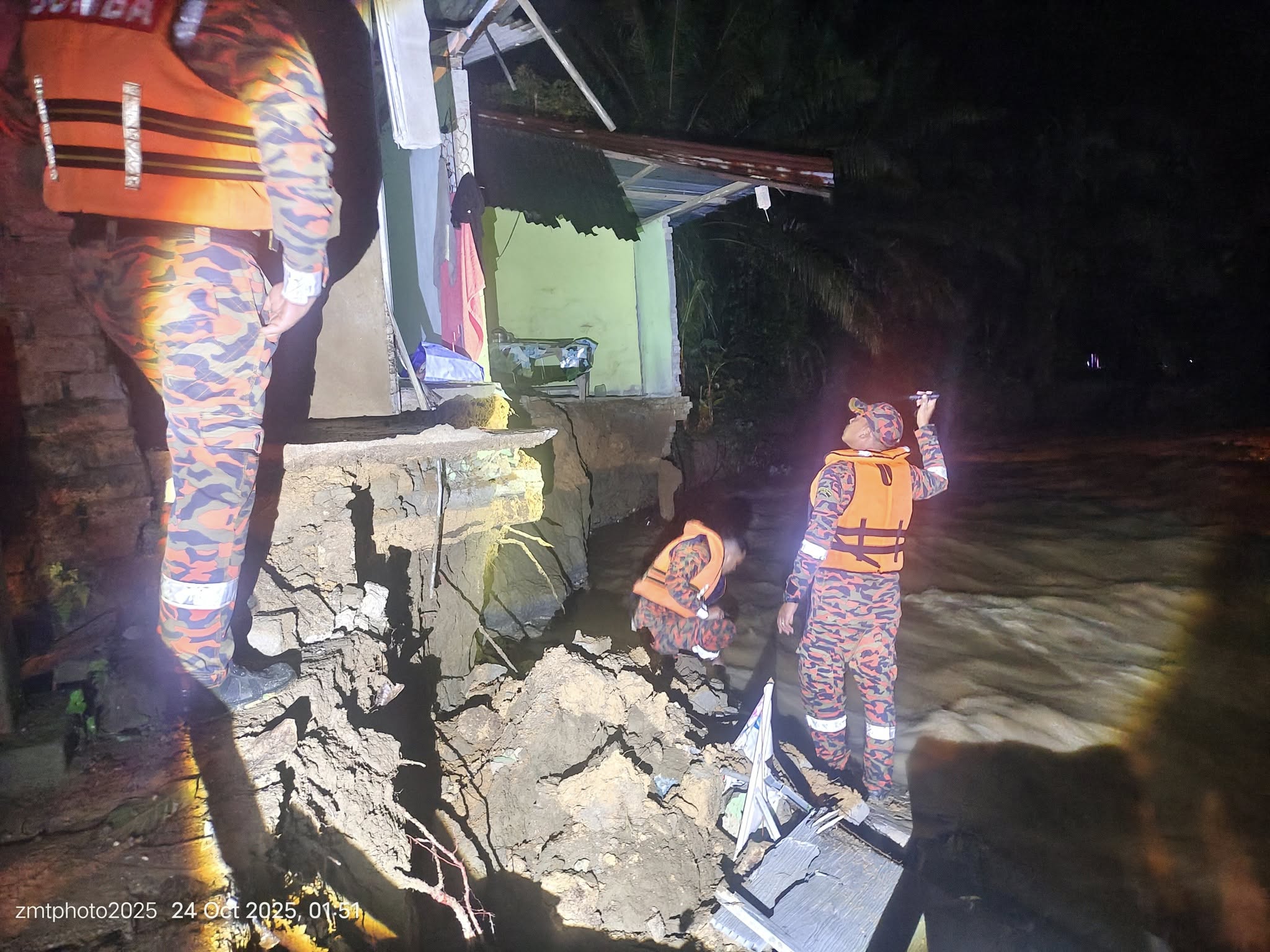 Sebahagian rumah runtuh akibat arus deras sungai, tujuh sekeluarga selamat