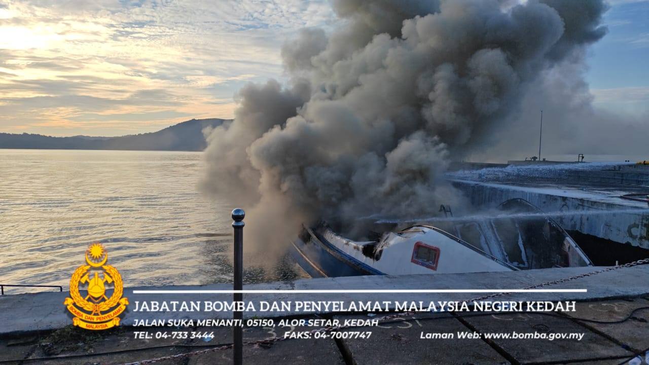 Tiga bot feri hangus dalam kebakaran di Langkawi