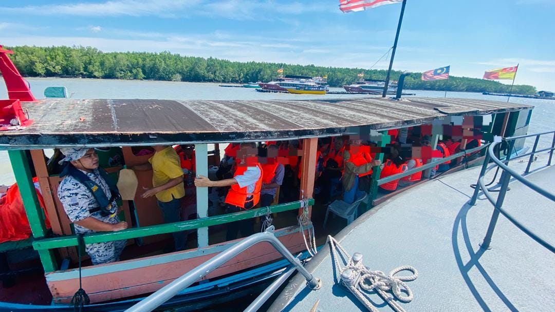 Maritim Selangor tahan bot penumpang bawa lebih muatan di Pulau Ketam