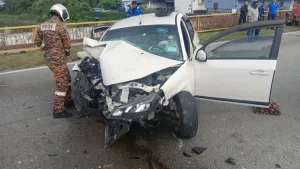 Suami maut, isteri dan tiga anak parah kereta langgar tiang elektrik