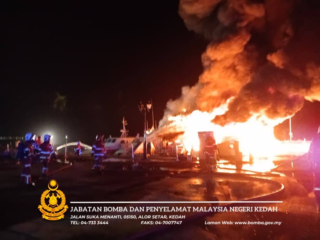 Tiga bot feri hangus dalam kebakaran di Langkawi