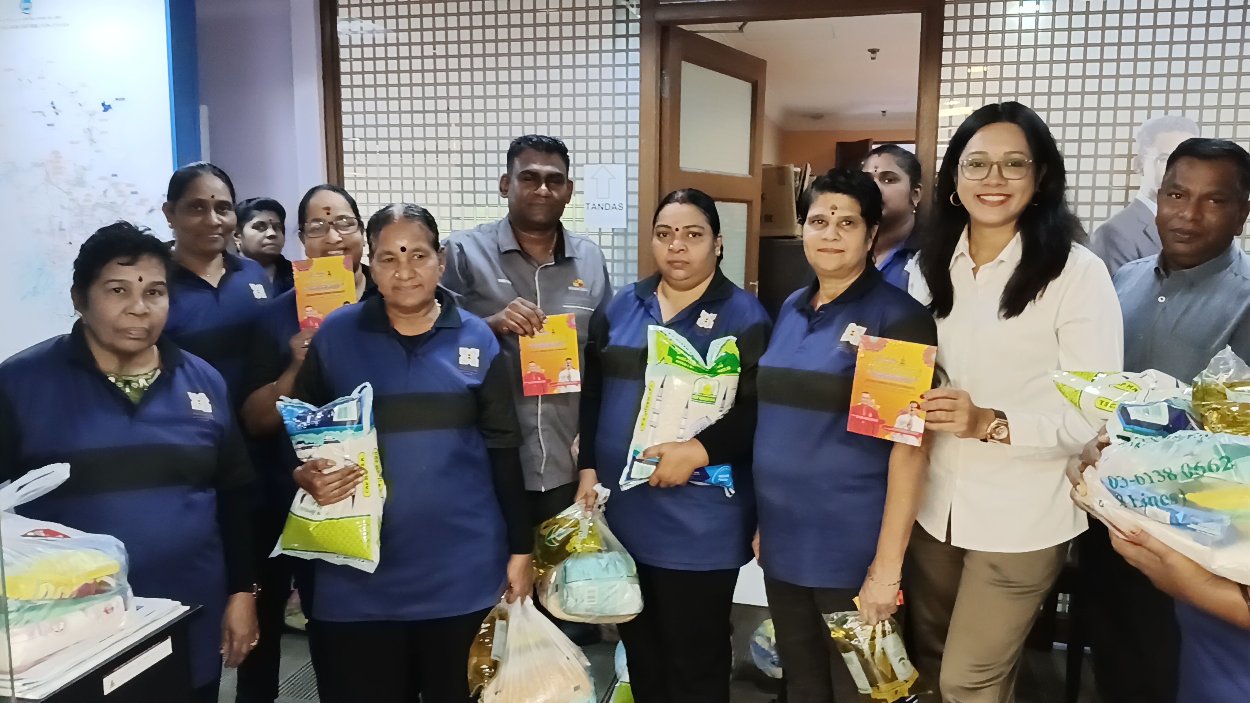 இந்திய தூய்மை பணியாளர்களுக்கு உணவு கூடை வழங்கும் நிகழ்வு