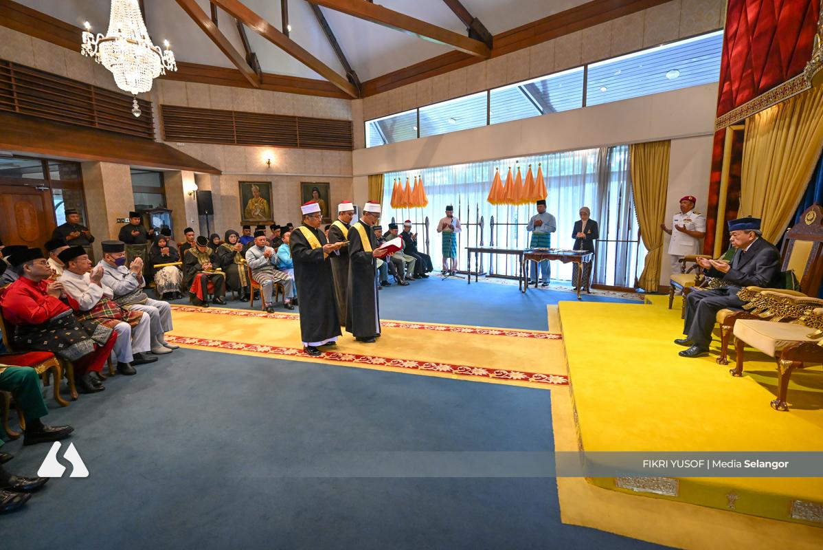 Sultan Selangor serah watikah kepada 17 individu termasuk ketua hakim syarie