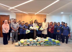 Kerajaan Selangor hulur sumbangan Deepavali kepada pekerja pembersihan Bangunan SUK