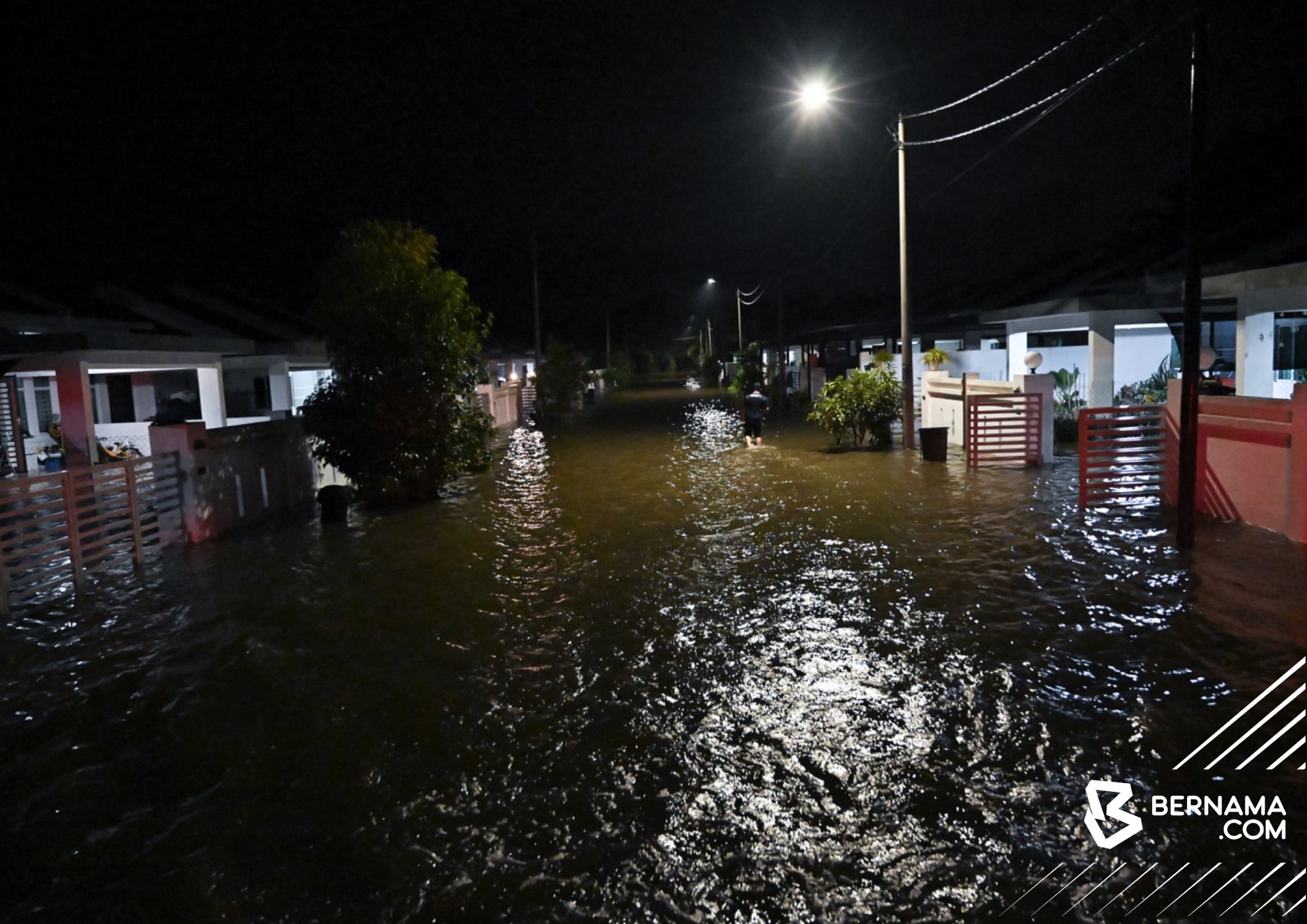 Lebih 2,000 mangsa dipindah ke 22 PPS, banjir Perak makin buruk