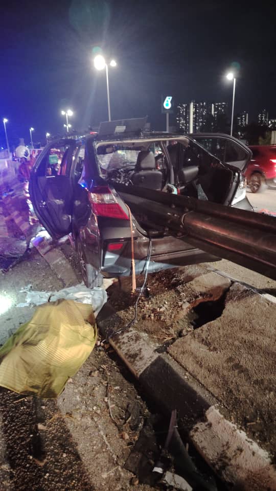 Wanita maut, dua cedera kereta e-hailing terbabas