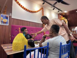 தீபாவளிக்கு பாப்பா ராய்டுவின் விஜயம் ஜாலான் தெங்கு கிளானாவில் பண்டிகையை  ஆனந்தப்படுத்தியது