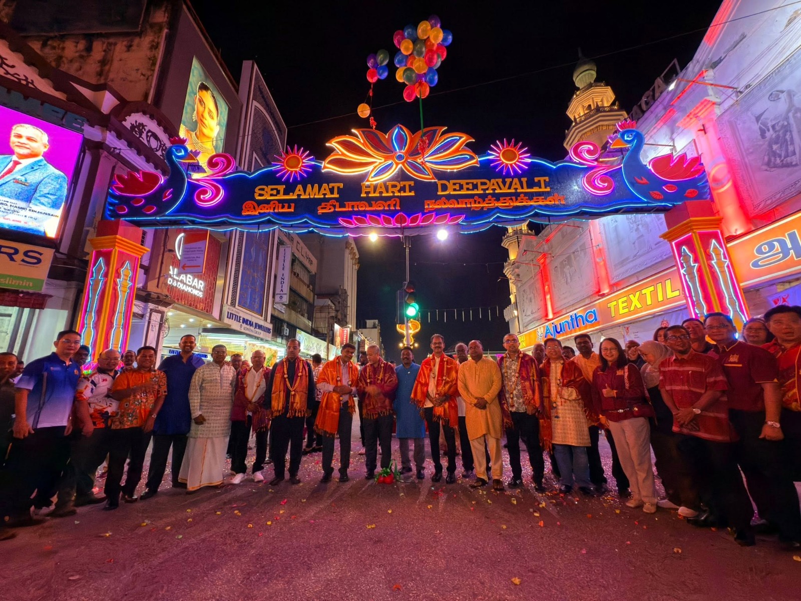கிள்ளான் ஜாலான் தெங்கு கிளானாவில்  அழகிய தீபாவளி வளைவு திறப்பு 