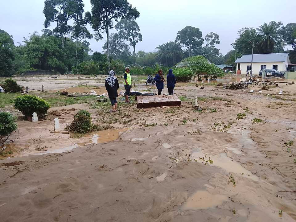 Banjir hakis tanah perkuburan, jenazah hanyut dibawa arus deras
