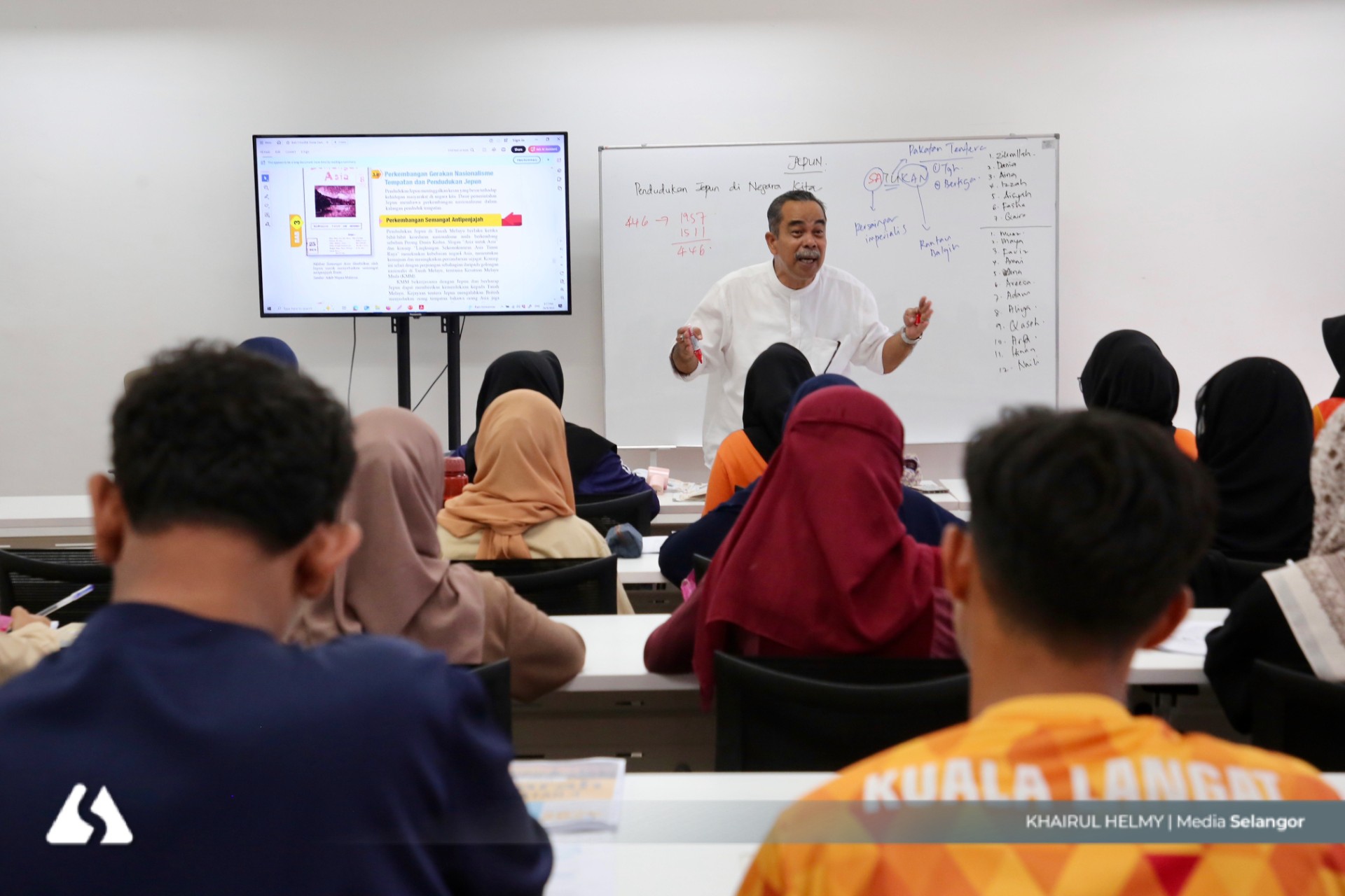 Dari bilik darjah ke perpustakaan, bekas pengetua terus curah ilmu