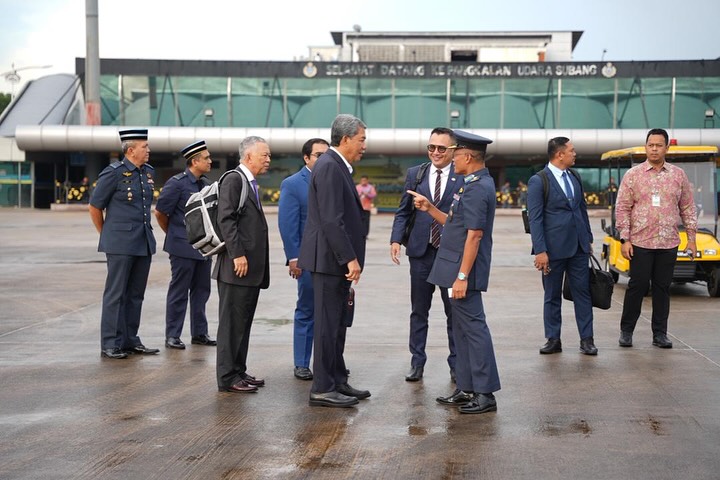 外长赴缅甸与领导人举行会谈