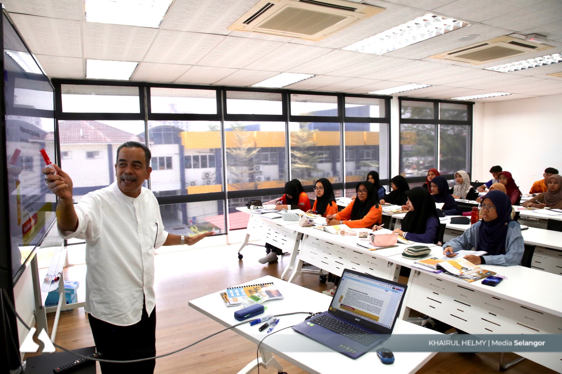 Dari bilik darjah ke perpustakaan, bekas pengetua terus curah ilmu