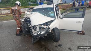 轿车疑失控撞路灯柱   酿1死.婴儿女童等4重伤