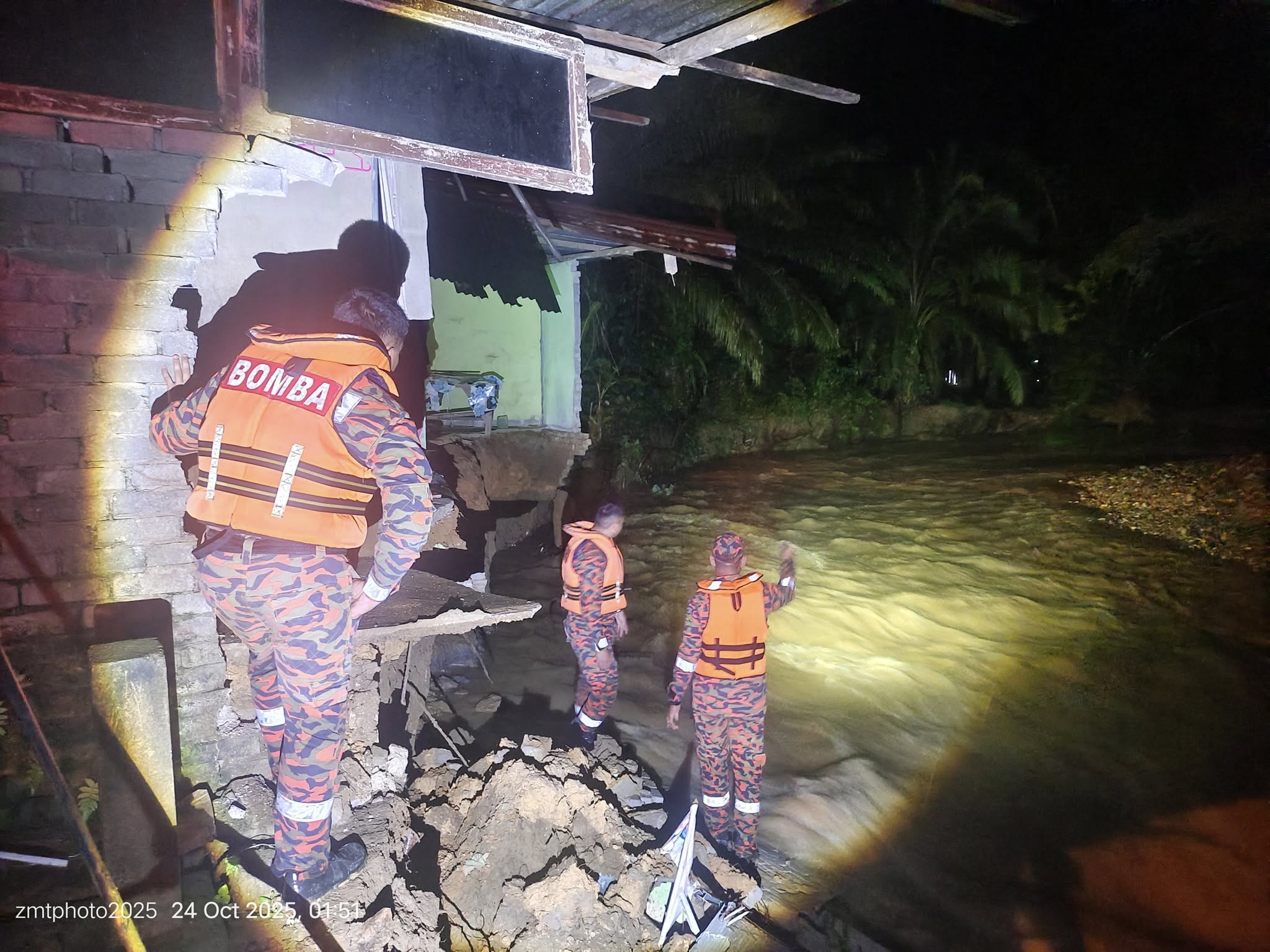 Sebahagian rumah runtuh akibat arus deras sungai, tujuh sekeluarga selamat